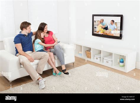 Family watching tv together hi-res stock photography and images - Alamy