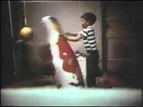 Bandura's Bobo Doll Experiment - YouTube