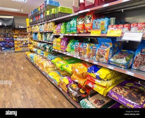 pet dog food supermarket aisle Stock Photo: 47832881 - Alamy