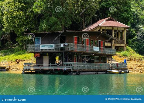 House Boat Tasik Kenyir - Houseboat Cruising Through The Lake With ...