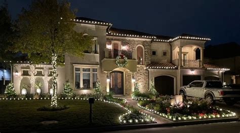 7 Reasons to Hire a Houston Christmas Light Installation Pro