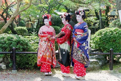 Types of Traditional Japanese Clothing & Accessories [Guide]