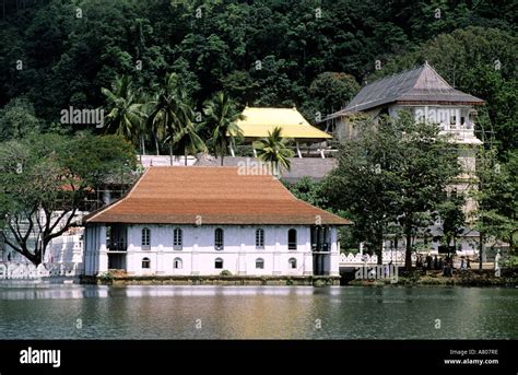 Sri Lanka, Kandy, temple of the tooth and lake Kandy Stock Photo - Alamy