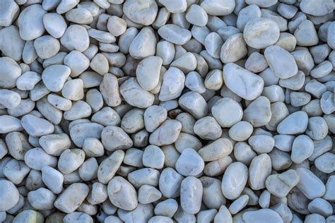 White Pebbles - 20 - 30mm | Beautiful Garden Pebbles | Corker.co.uk