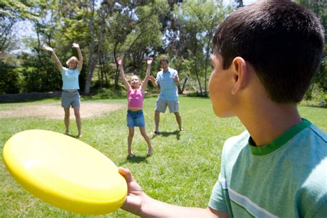 15 Frisbee games for kids - Care.com Resources