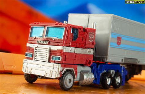 Gallery: Earthrise Optimus Prime – Toybox Soapbox