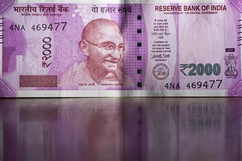 India Removing 2,000 Rupee Note May Spur Gold, Property Rush - Bloomberg