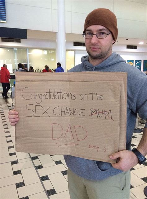 The funniest welcome signs people ever brought to the airport – Artofit