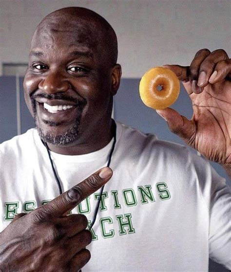 De esta forma se ve un donuts en las gigantescas manos de Shaquille O ...