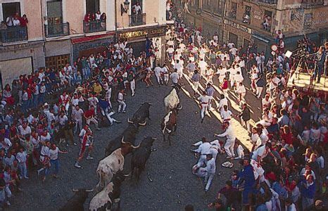 Fiesta de San Fermín | Running of the Bulls, Bullfighting, Encierro ...