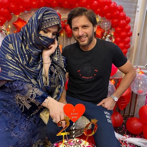 Shahid Afridi Celebrated 20th Wedding Anniversary | Reviewit.pk