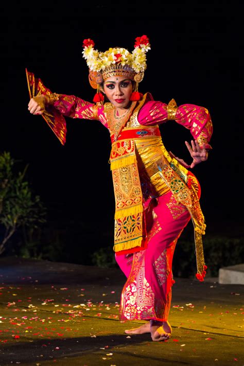 Tari Legong Menggunakan Properti - Homecare24