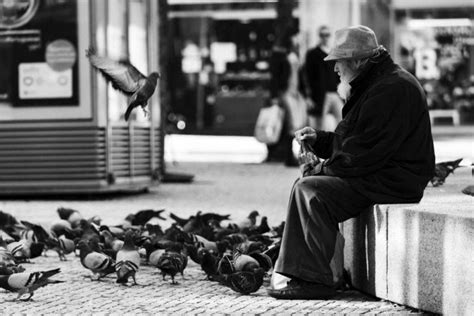 14 Excellent Examples of Street Photography in Black and White | Photzy