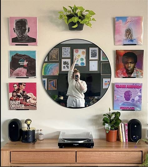 🕯 Vinyl Record player display 🕯 | Vinyl room, Record room, Wall vinyl decor