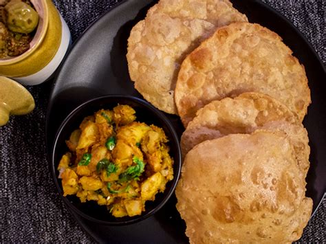 Poori Bhaji Recipe: How To Make Poori And Aloo Sabzi - Boldsky.com