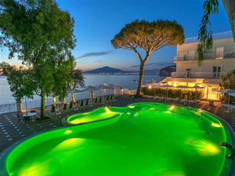 Discover Grand Hotel Riviera's pool and book in Sorrento