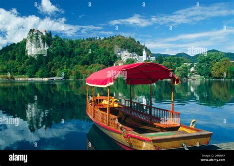 A Pletna boat on Lake Bled and Bled Castle, Gorenjska, Slovenia Stock ...