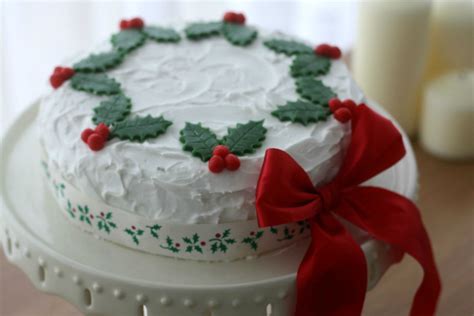 12 Gorgeous Christmas Cake Decorating Ideas