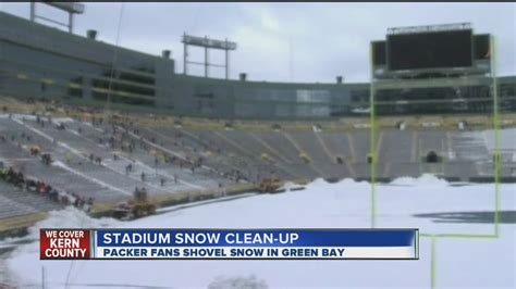 Packer fans clear snow at Lambeau Field - YouTube