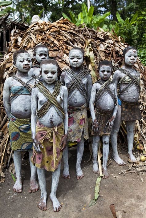 Top || Residents of a pygmy village near Bikoro make baskets Bottom ...