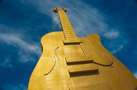 The Big Golden Guitar Statue, New England Hwy Tamworth NSW, Australia ...