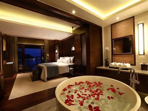 15 Romantic jacuzzi suites