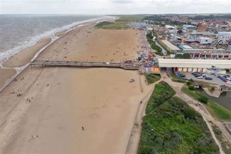 Skegness tourists unfazed by arrival of travellers encampment on coast ...