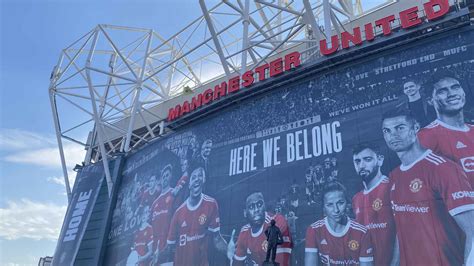 Manchester United update East Stand banner to include returning hero ...