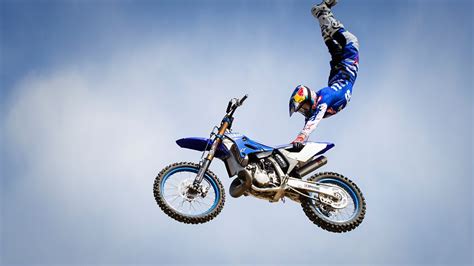 Motocross stunt rider Tom Pagès shows off with a drone - CBBC Newsround