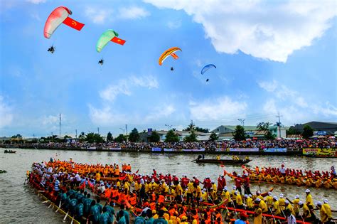 Ghe Ngo Boat Race | Vietnam Tourism