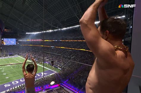 Kirk Cousins, son hype up Vikings fans with adorable shirtless pregame ...