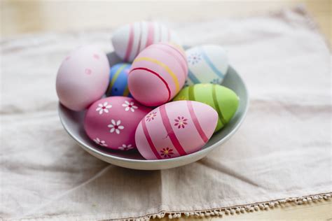 Hướng dẫn decorate easter eggs bằng cách sử dụng móc nhỏ và màu sắc đa dạng