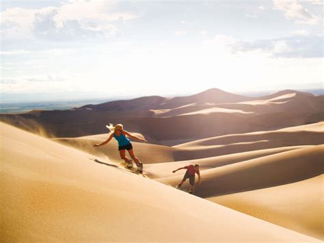 Sandboarding im Great Sand Dunes National Park, Colorado - Visit USA