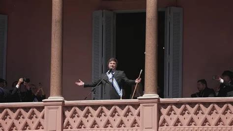 Javier Milei se puso a cantar en el balcón de la Casa Rosada | TN