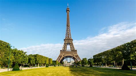 France The Eiffel Tower / Eiffel Tower Paris With French Flag In Bright ...