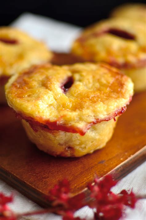 Yammie's Noshery: Mini Strawberry Pies {In a Muffin Tin!}