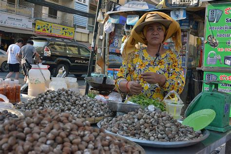 Exploring Phnom Penh Markets - Cambodia Begins at 40