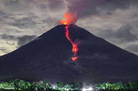 Indonesian Volcano Spews Ash as Officials Grapple With Disasters ...