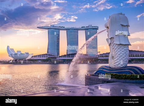 silhouette of Merlion Statue Stock Photo - Alamy