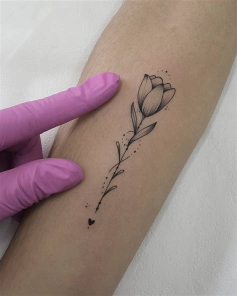 Pin de Marion Mallet en floral | Tatuaje de tulipan, Tatuajes delicados ...