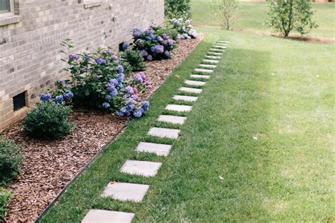 How to Lay a Stepping-Stone Path - Style Souffle | Garden stepping ...