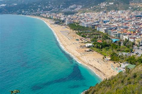 Uma praia com um céu azul e o mar ao fundo | Foto Premium