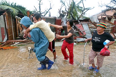 yolanda_cebuold-people-carried-by-rescuers- | Global News