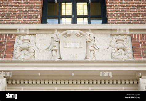 Harvard law school crest hi-res stock photography and images - Alamy