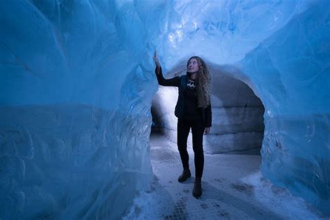 Guide to Icelandic Ice Caves | Glacier Exhibit | Perlan