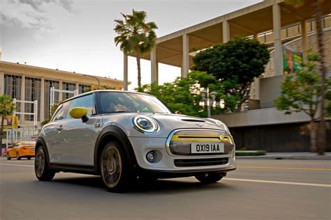 BMW unveils its first electric Mini Cooper | CNN Business