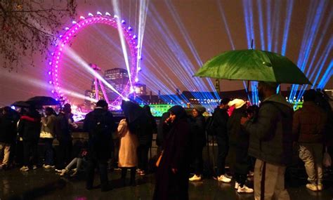 London's New Year's Eve fireworks display in full swing again as the ...