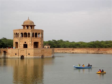 Visitin Guide To Famous Hiran Minar Sheikhupura - XciteFun.net