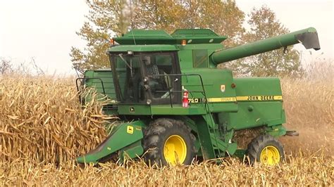 Corn Harvest 2020 | John Deere 7720 Titian 2 Combine Harvesting Corn ...