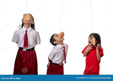 Lomba makan kerupuk stock image. Image of girl, grade - 155902175